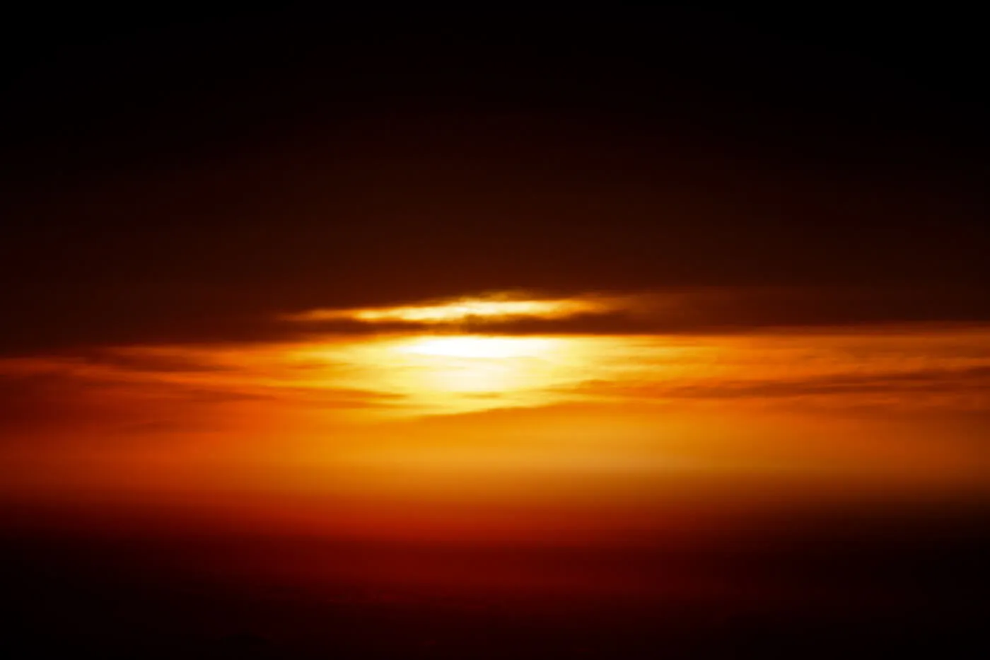 Tramonto ravvicinato, luce calda che filtra tra le nuvole.