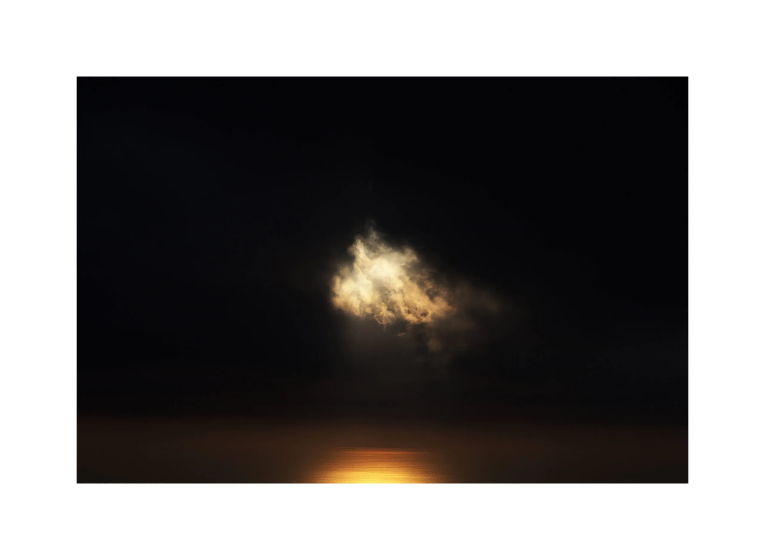 Nuvola illuminata nel cielo notturno, riflesso caldo sull'acqua.